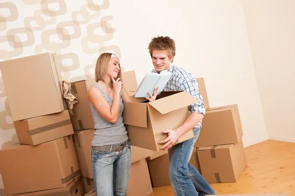 Flytt: ungt par med låda — Stockfoto