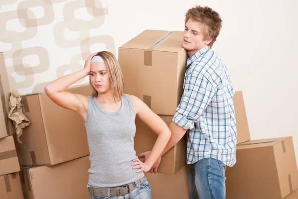 Mozgó ház: férfi és nő, doboz — Stock Fotó