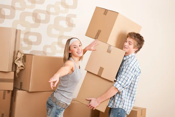 Переїзд додому: чоловік і жінка з коробкою — стокове фото