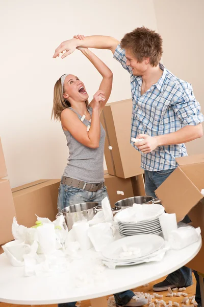Movendo casa: homem e mulher se divertindo — Fotografia de Stock