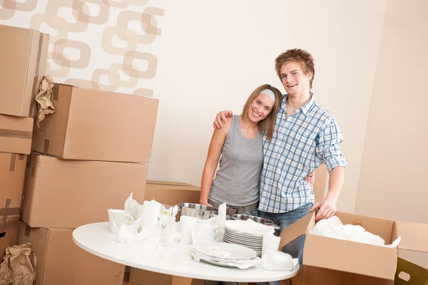 Moving house: Happy man and woman with box — Stock Photo, Image