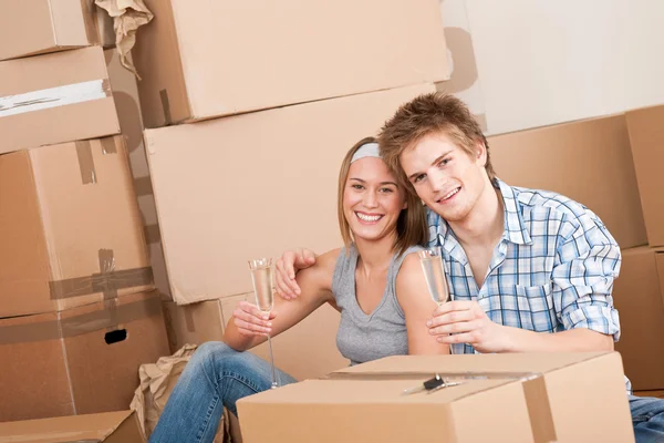 Moving house: Happy man and woman celebrating — Stock Photo, Image