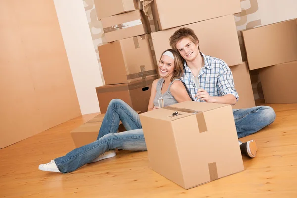Moving house: Happy man and woman celebrating — Stock Photo, Image