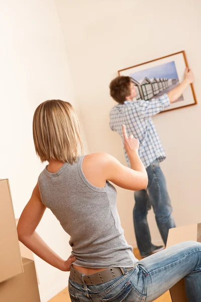 Moving House Couple Hanging Picture Wall New Home — Stock Photo, Image