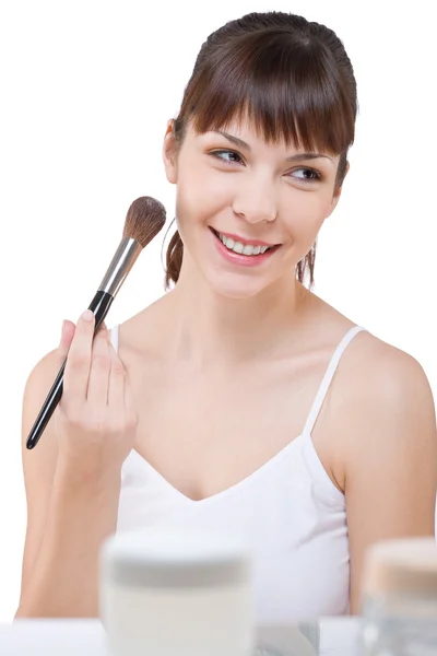 Body care: Young woman applying powder with brush — Stock Photo, Image