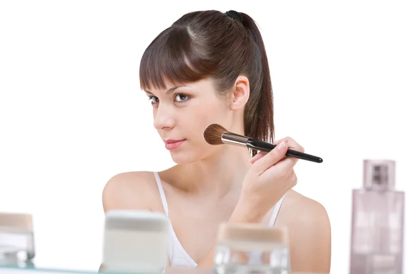 Cuidado Corpo Jovem Mulher Aplicando Com Pincel Maquiagem Fundo Branco — Fotografia de Stock