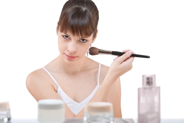 Body care: Young woman applying powder with brush — Stock Photo, Image