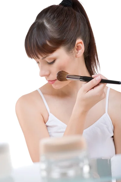 Cuidado Corporal Mujer Joven Aplicando Polvo Con Pincel Maquillaje Sobre — Foto de Stock