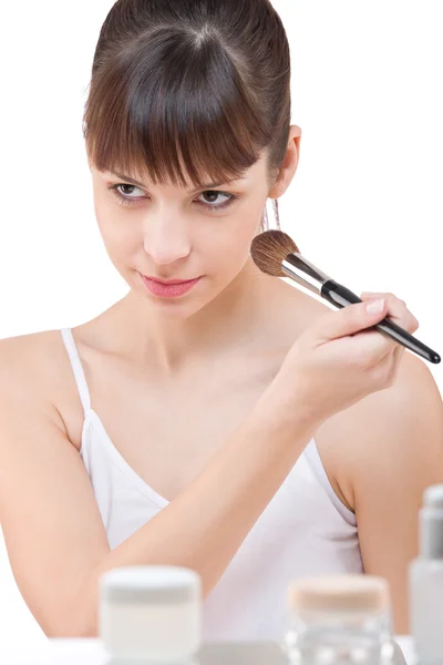 Vücut Bakımı Genç Kadın Makyaj Fırça Ile Toz Beyaz Arka — Stok fotoğraf