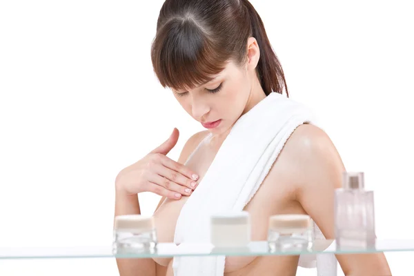身体护理 应用乳液在浴室 孤立的白色衬底上的年轻女子 — 图库照片