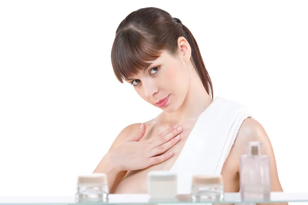 Kroppsvård: ung kvinna ansöker lotion i badrum — Stockfoto