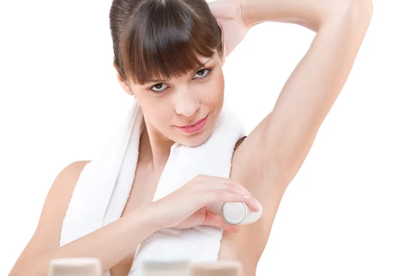Vücut Bakımı Genç Kadın Beyaz Zemin Üzerine Deodorant Uygulamak — Stok fotoğraf