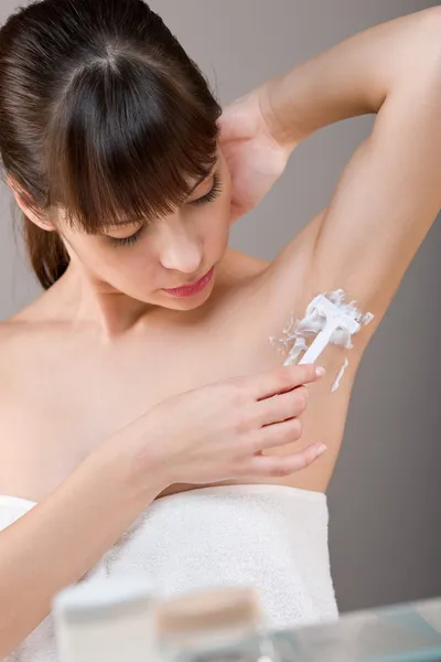 身体护理 女人剃腋毛用剃刀在浴室 — 图库照片