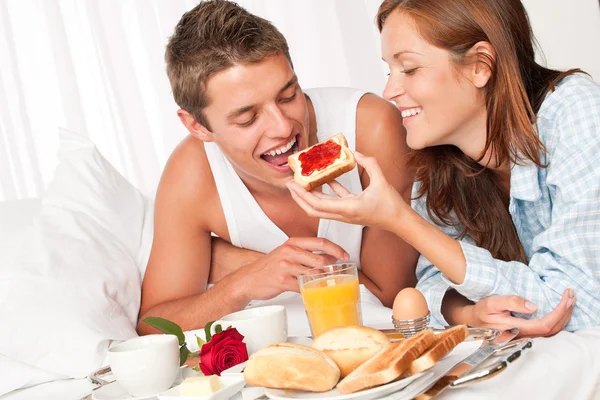 Glücklicher Mann Und Frau Beim Gemeinsamen Luxus Hotelfrühstück Bett — Stockfoto