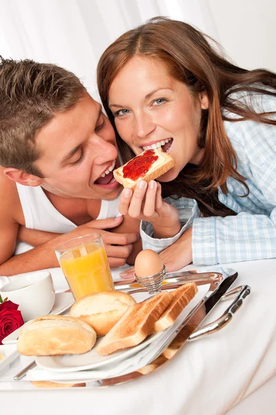 豪華な朝食を持っている若い幸せなカップル — ストック写真