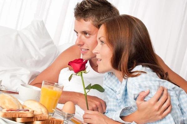Giovane coppia che fa colazione in hotel di lusso — Foto Stock