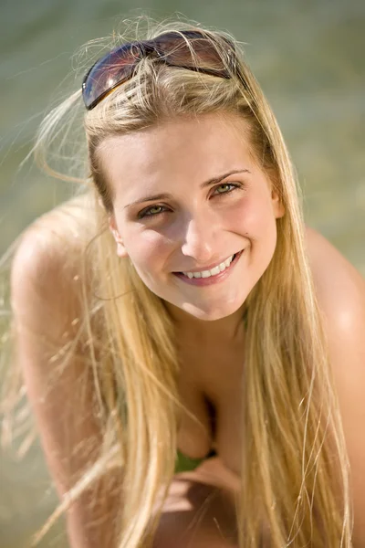Blonde Vrouw Geniet Van Zomerzon Met Zonnebril Lake Stockfoto