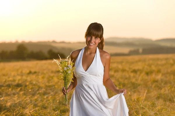 Romantische Brünette Frau Sonnenuntergang Maisfeld Tragen Weißes Kleid Hält Blumenstrauß Stockbild
