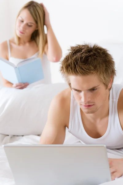 Young Couple Relax Bed Laptop Lying Together — Stock Photo, Image