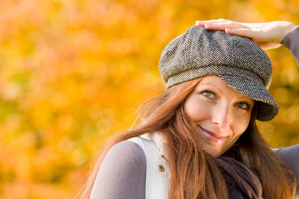 Őszi park - hosszú vörös haj nő divat Jogdíjmentes Stock Képek