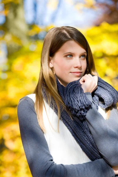 Herfst park - fashion model vrouw Stockfoto
