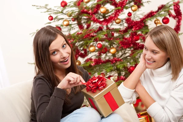Twee vrouwen uitpakken kerstcadeau Rechtenvrije Stockfoto's