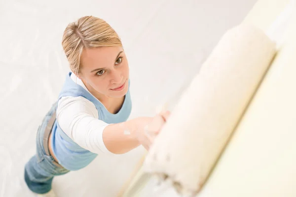 Miglioramento Domestico Handywoman Pittura Parete Con Rullo — Foto Stock