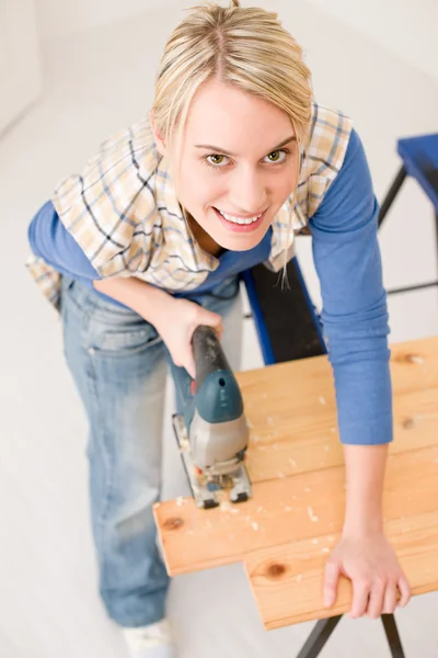 Home Improvement Handywoman Cutting Wooden Floor Jigsaw — Stock Photo, Image