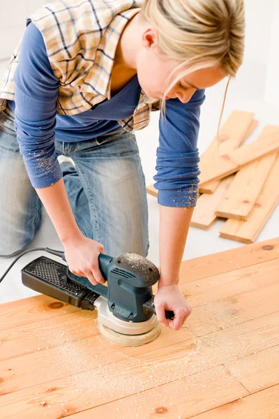 Melhoria da casa - handywoman lixar piso de madeira — Fotografia de Stock