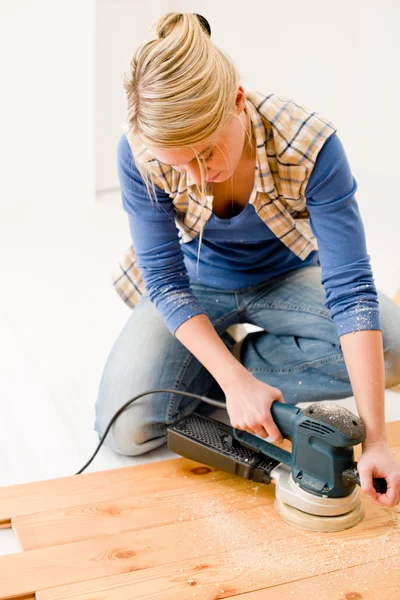 Amélioration de la maison - bricolage ponçage plancher de bois — Photo