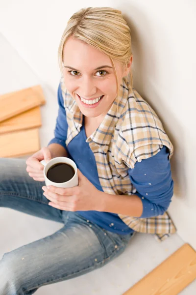 Miglioramento domestico - handywoman pausa caffè — Foto Stock