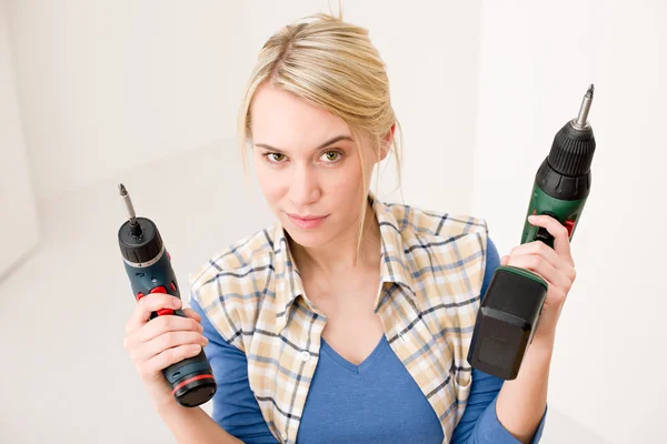 Miglioramento domestico - donna con cacciavite a batteria — Foto Stock