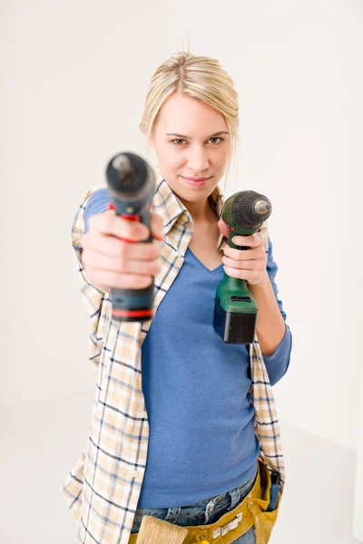Miglioramento domestico - donna con cacciavite a batteria — Foto Stock