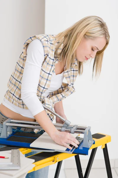 Home Improvement Handywoman Cutting Tile Jigsaw — Stock Photo, Image