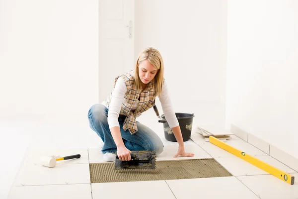 Home improvement, renovation - handywoman laying tile — Stock Photo, Image