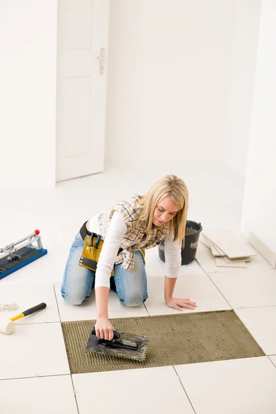 Покращення будинку, ремонт - ручна укладання плитки — стокове фото