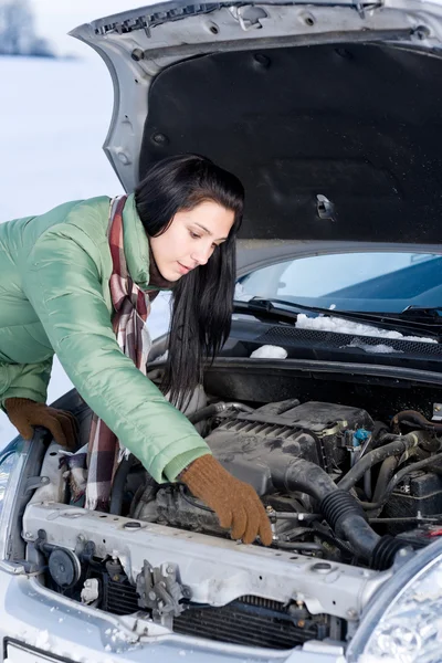 Quebra Carro Inverno Mulher Tentar Reparar Motor — Fotografia de Stock