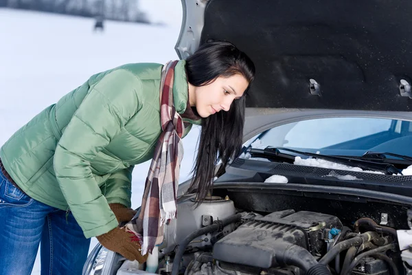 Awaria samochodu zimą - kobieta naprawy silnika — Zdjęcie stockowe