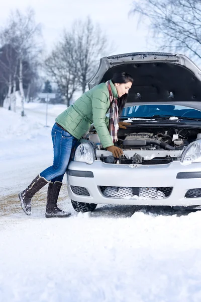 Zimní auto členění - žena opravit motor — Stock fotografie