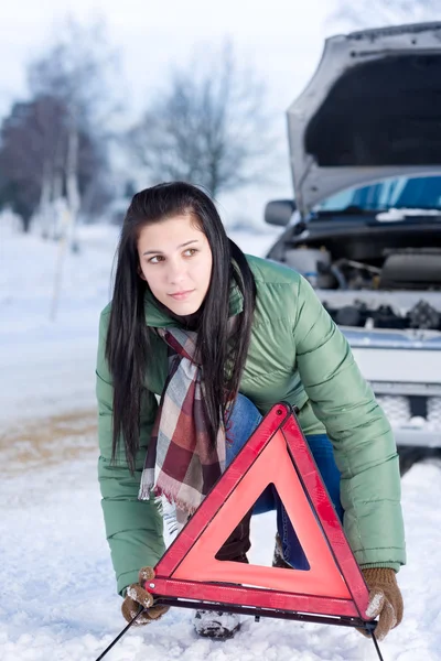 冬季汽车抛锚-女人警告三角形 — 图库照片