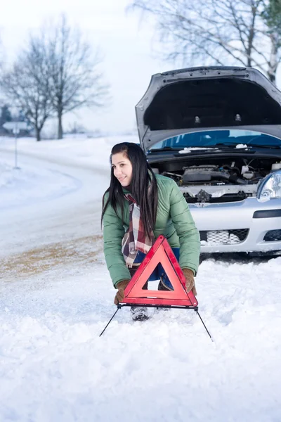 Winter Auto Breakdown Vrouw Plaatsen Van Gevarendriehoek — Stockfoto