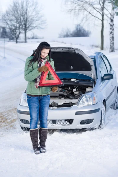 Quebra Carro Inverno Mulher Colocando Triângulo Aviso — Fotografia de Stock