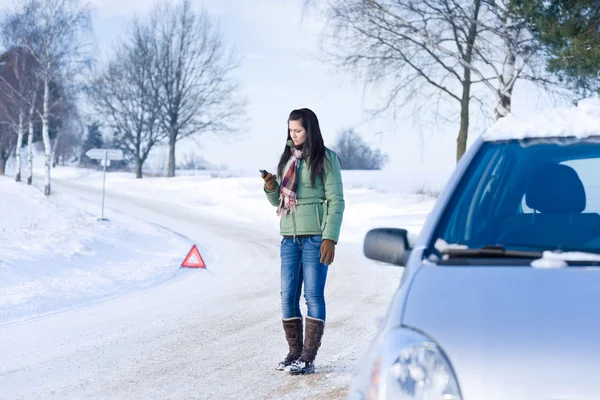 Winter car breakdown - woman call for help — Stock fotografie