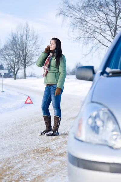 Kış Araba arızası - kadın yardım çağrısı — Stok fotoğraf