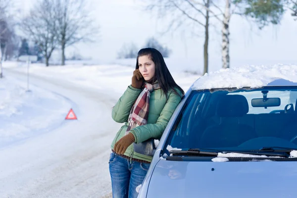 Awaria samochodu zimą - kobieta wołanie o pomoc — Zdjęcie stockowe