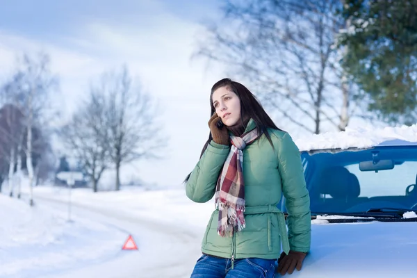 Winter car breakdown - woman call for help — ストック写真