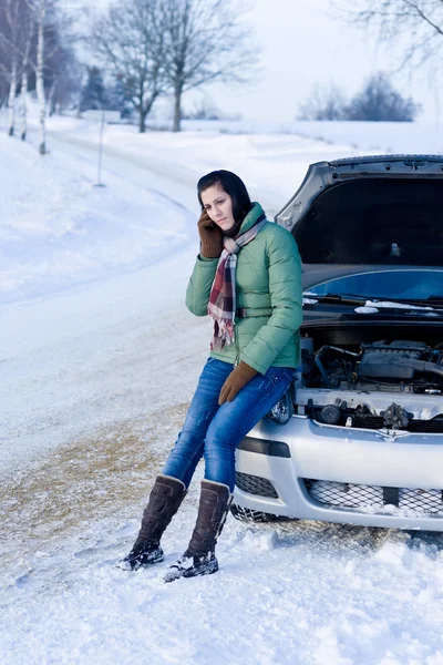 Awaria Samochodu Zimą Kobieta Wołanie Pomoc Pomoc Drogowa — Zdjęcie stockowe