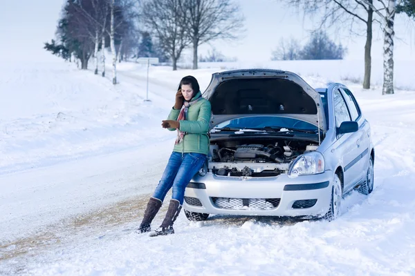 Winter car breakdown - woman call for help — ストック写真