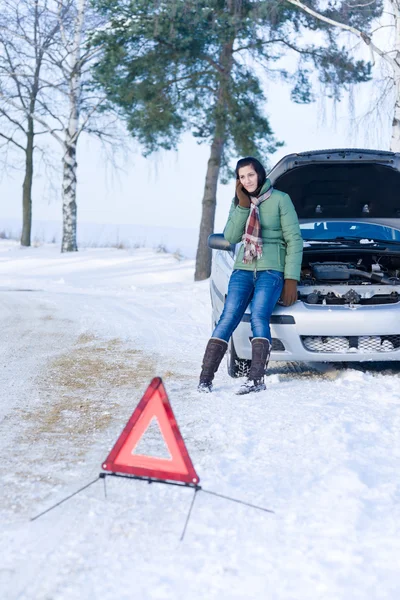 冬の車の故障 ヘルプ 道路援助の女性コール — ストック写真