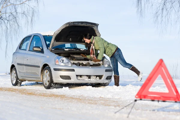 Зимний Сбой Автомобиля Женщина Пытается Починить Мотор — стоковое фото